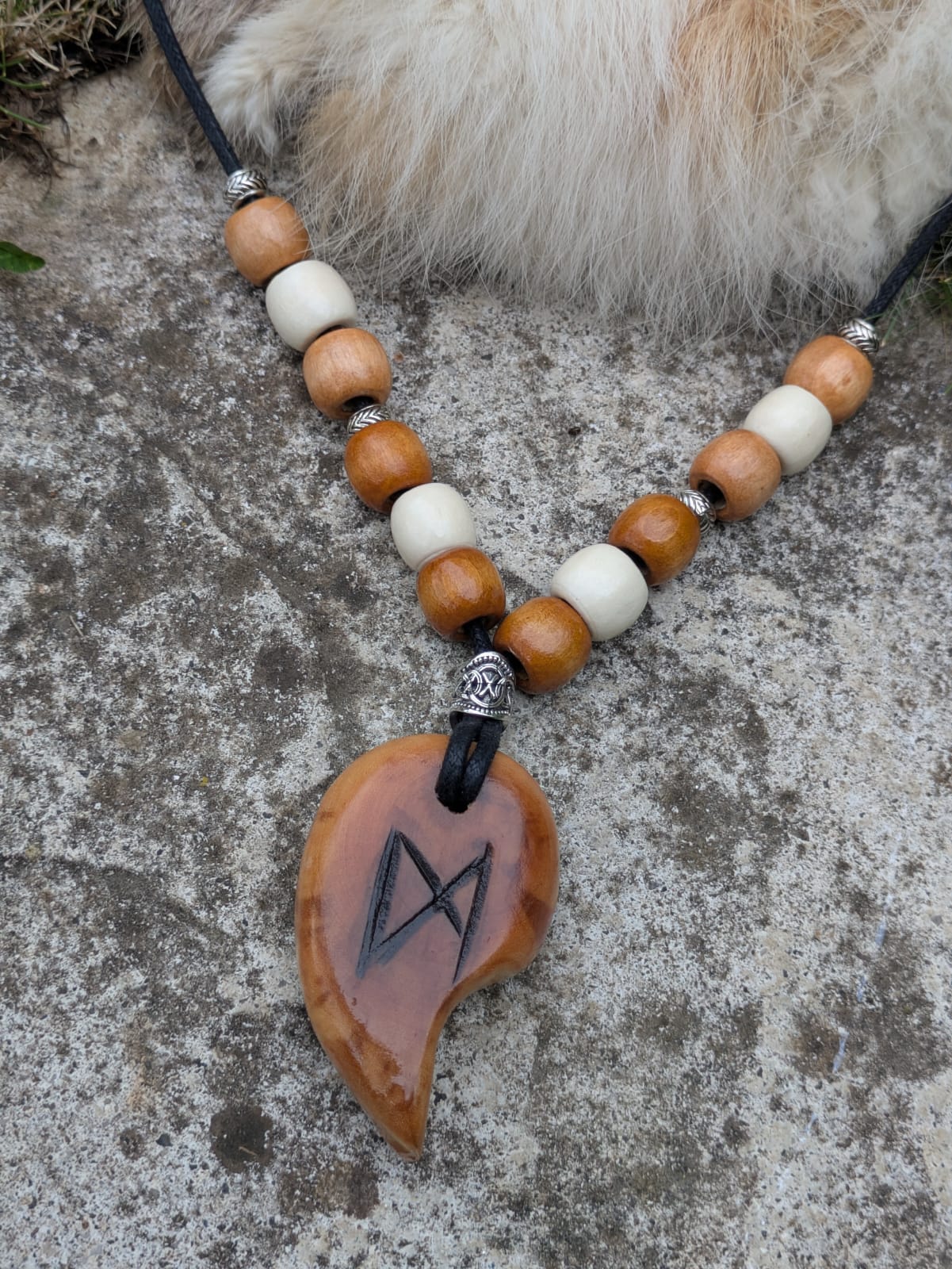 Collier runique Dagaz en bouleau – Perles bois et laiton