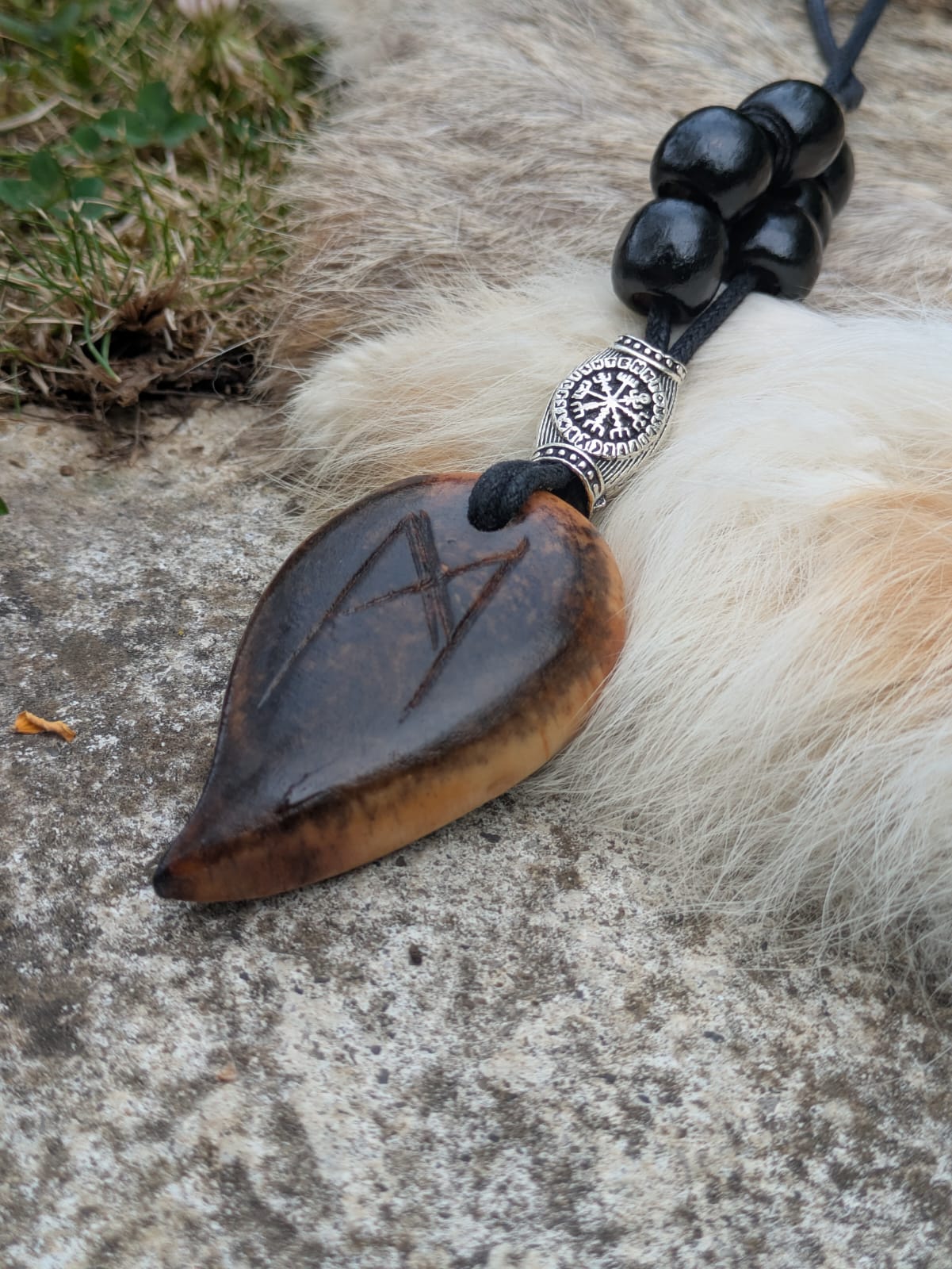 Collier runique Mannaz en bouleau brülé – Symbole viking artisanal