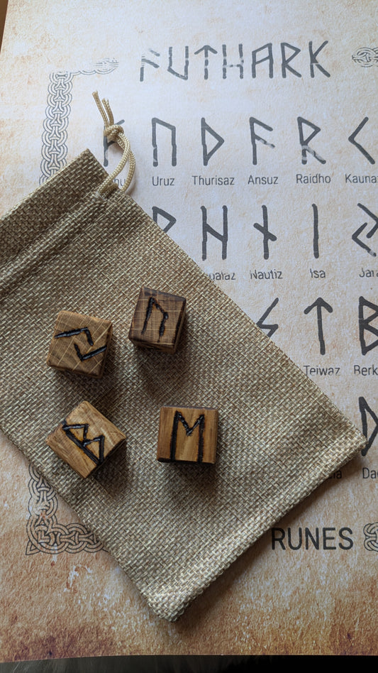 Jeu de dés runiques en chêne pyrogravé – Initiation aux runes