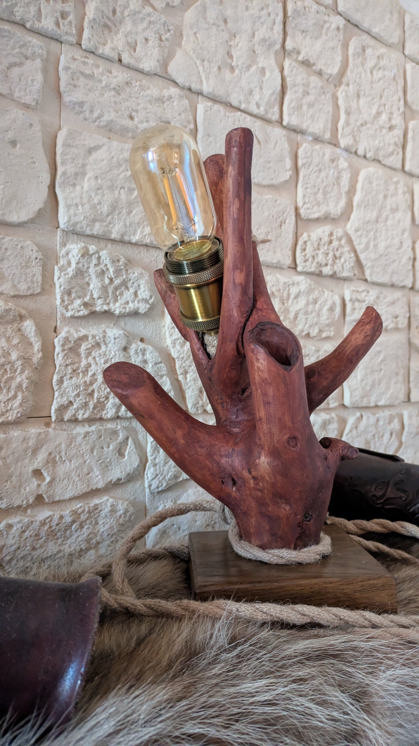 Lampe viking en noisetier sur socle chêne – Artisanat nordique