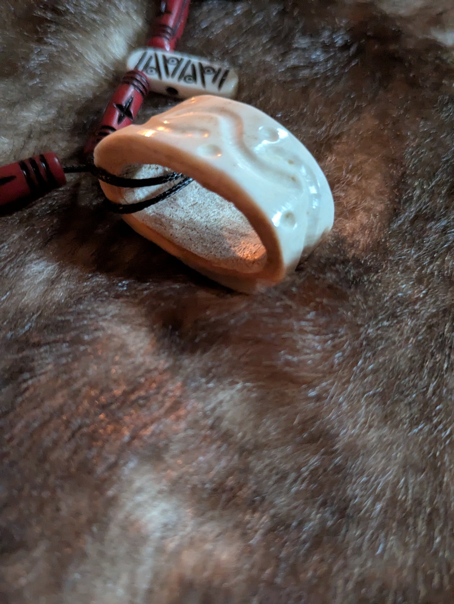 Pendentif pagan en bois de cerf gravé à la main – Cordon coton