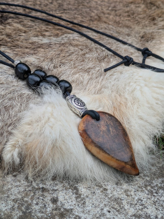 Collier runique Mannaz en bouleau brülé – Symbole viking artisanal