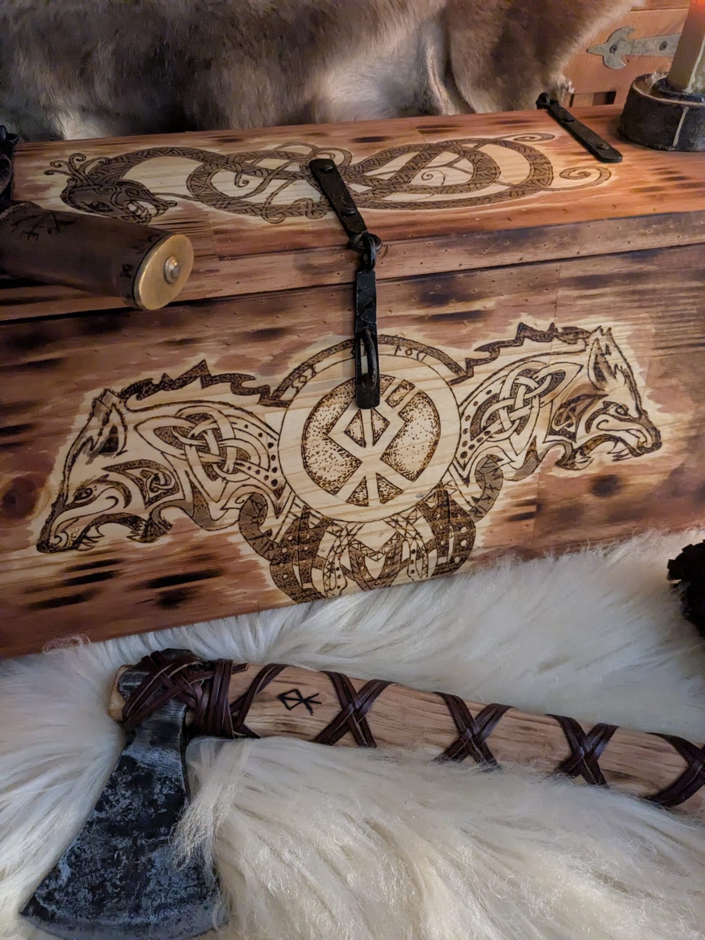 Coffre viking Fenrir & Jormungand – Pyrogravure main, charnières forgées