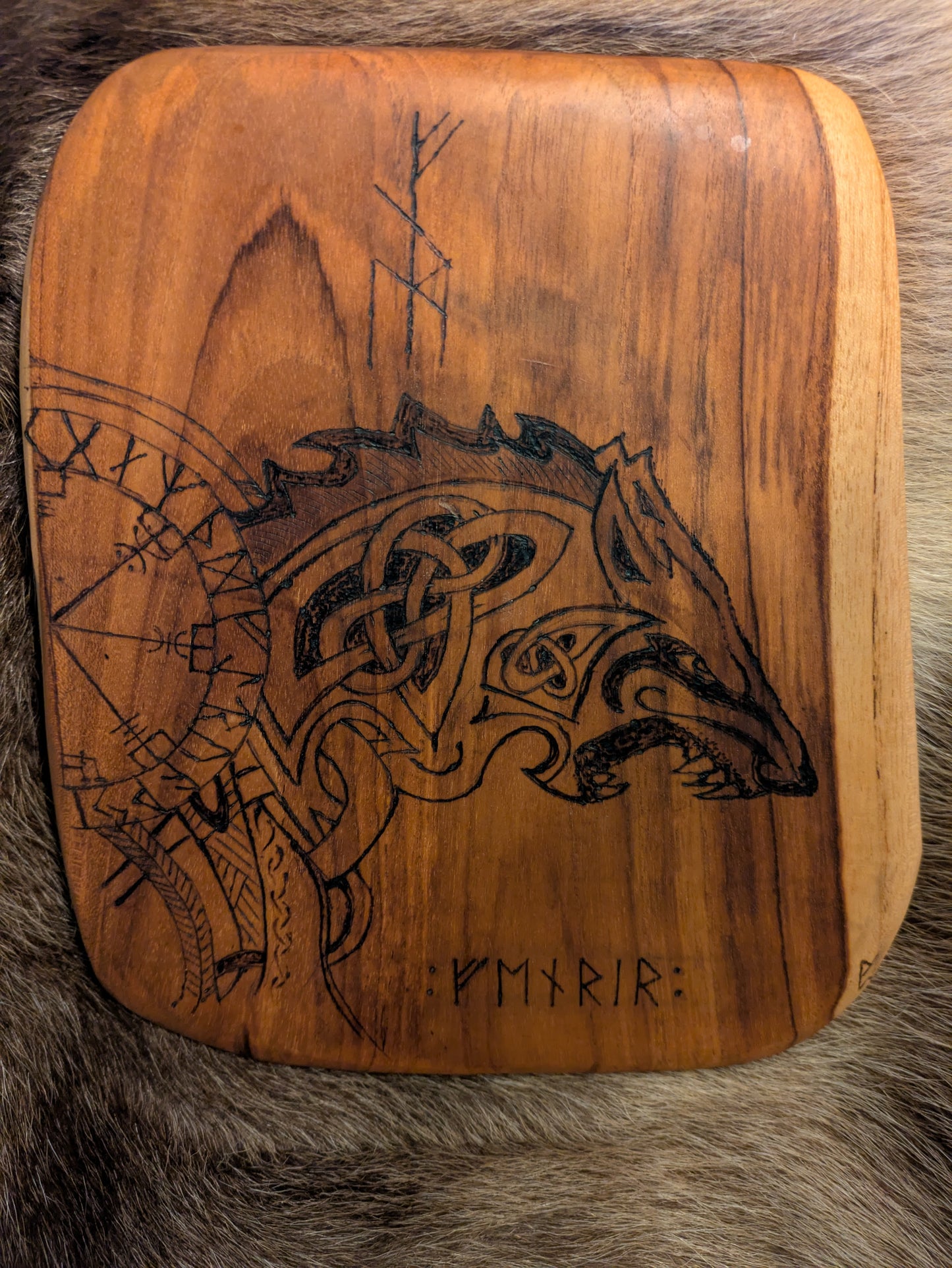 Tableau Loup Fenrir en acacia pyrogravé – Mythologie nordique 28x24 cm
