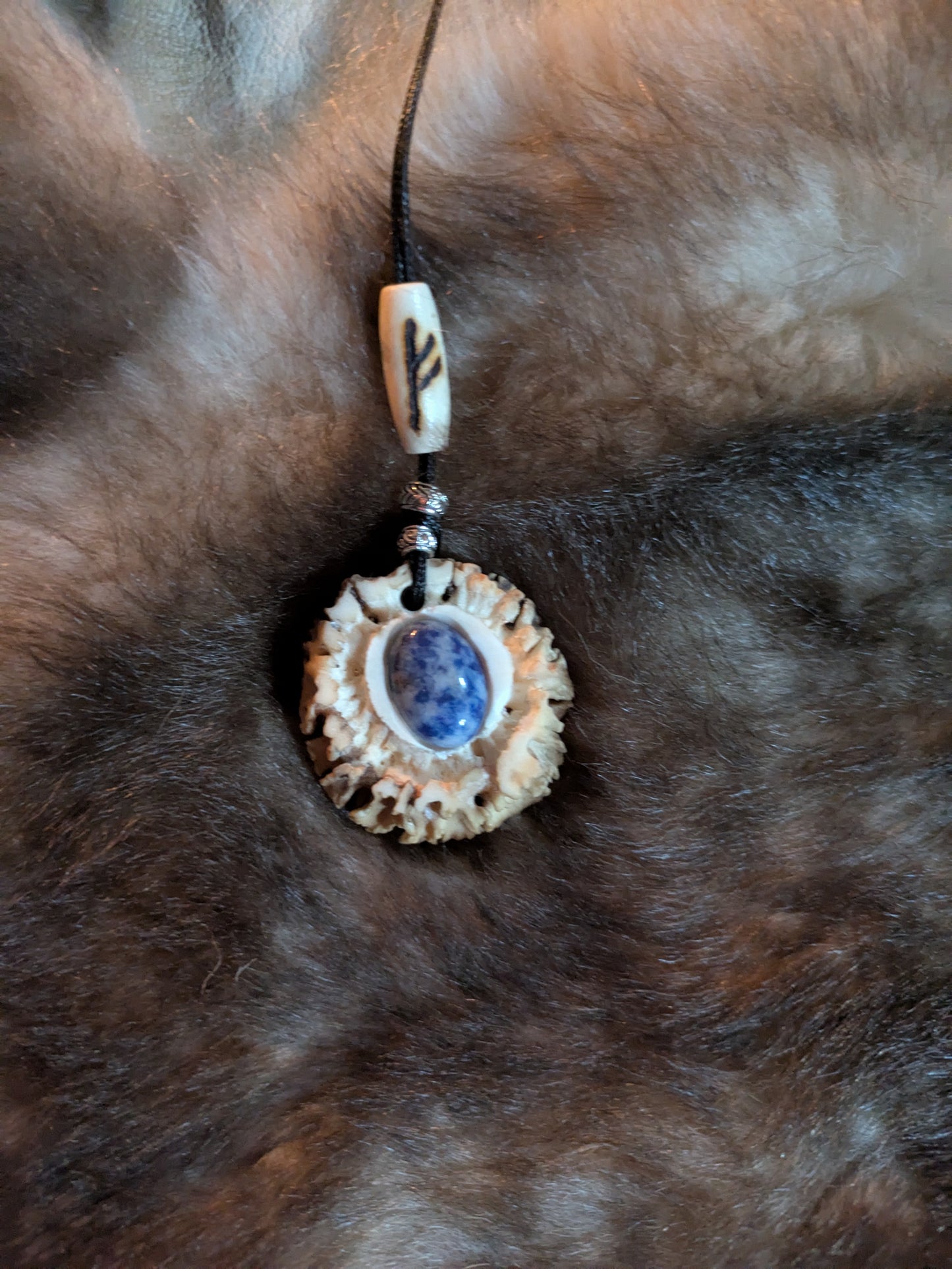 Pendentif runique en bois de chevreuil – Pierre naturelle et perles en os