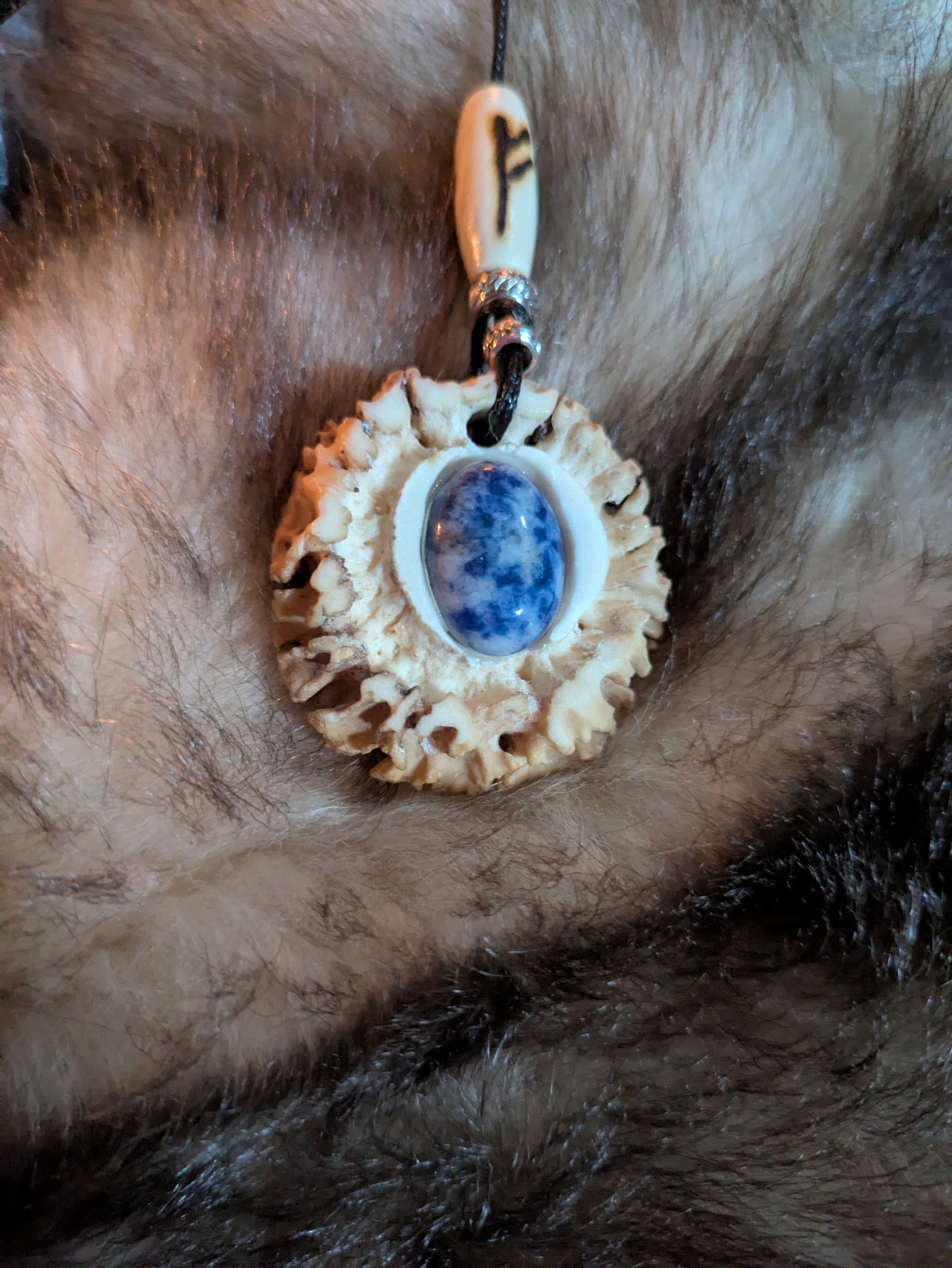 Pendentif runique en bois de chevreuil – Pierre naturelle et perles en os