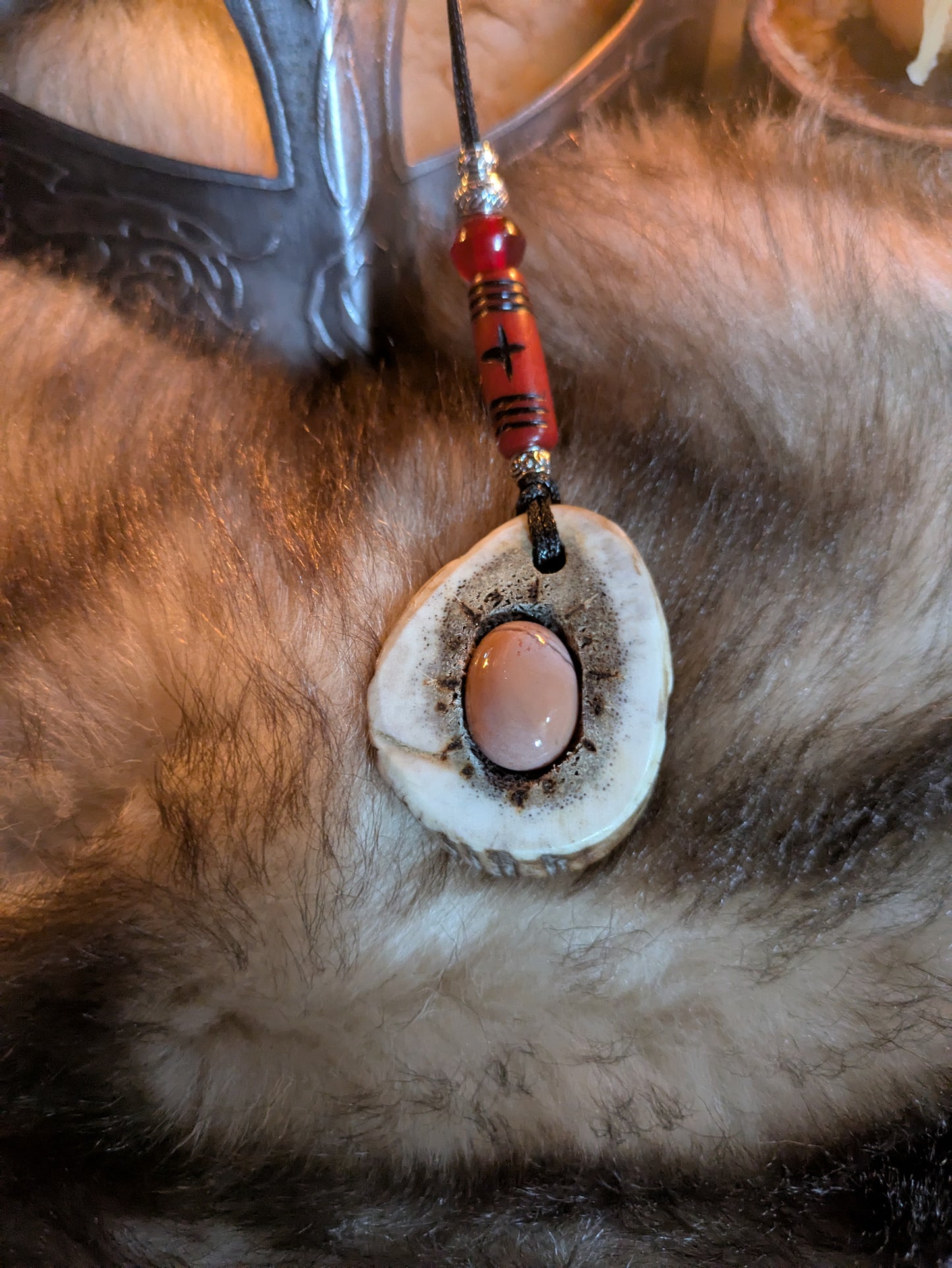 Grand collier viking en bois de cerf sculpté – Perles en os gravées