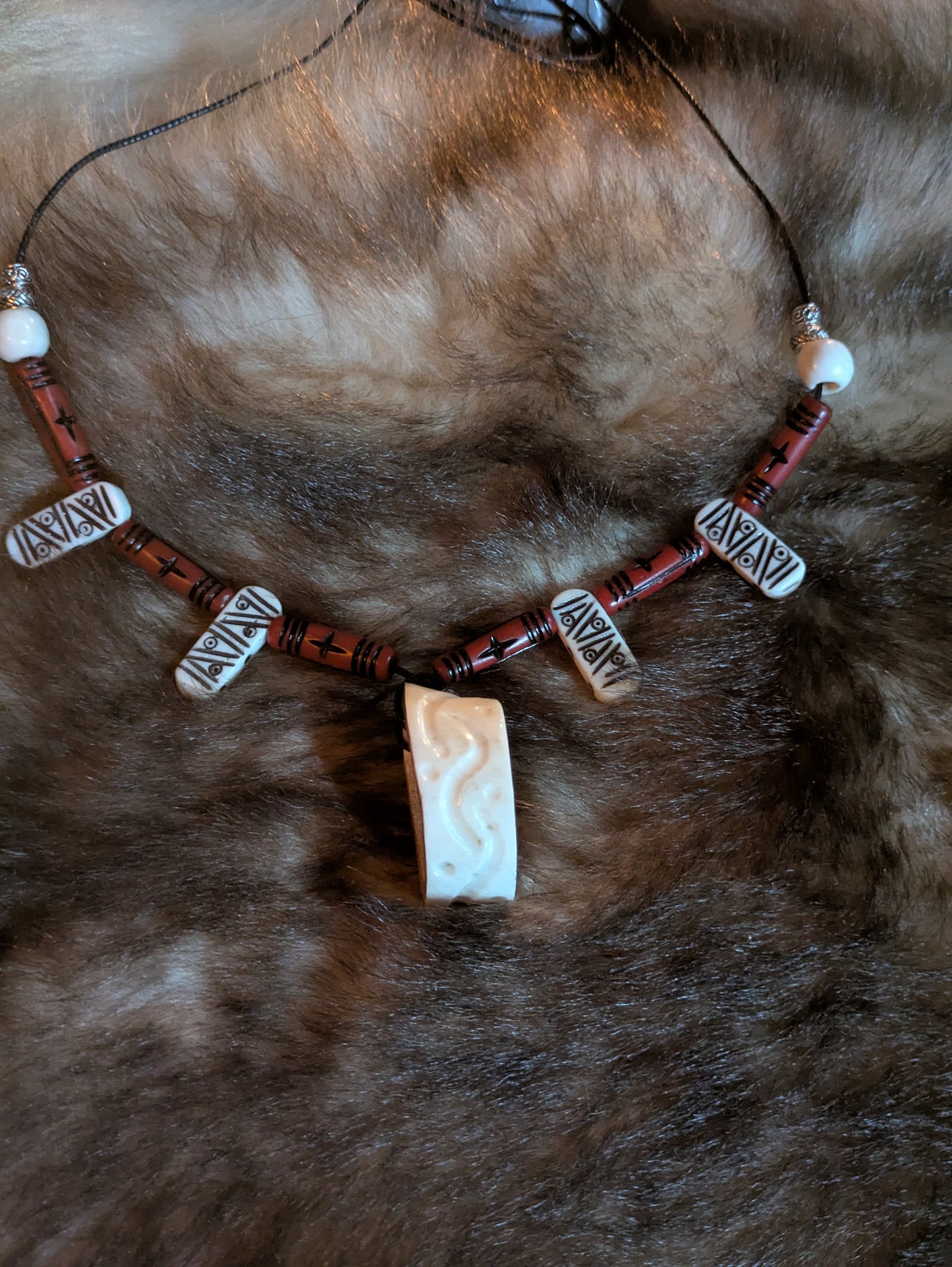 Pendentif pagan en bois de cerf gravé à la main – Cordon coton