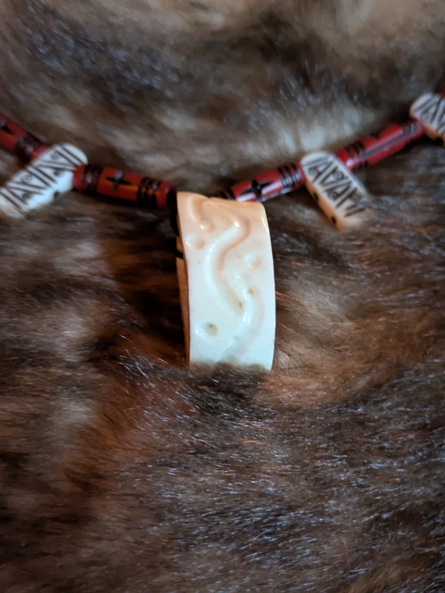 Pendentif pagan en bois de cerf gravé à la main – Cordon coton