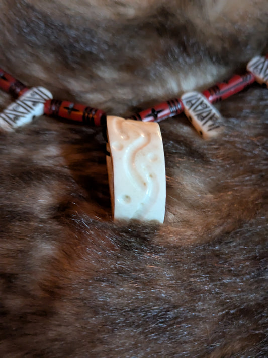 Pendentif pagan en bois de cerf gravé à la main – Cordon coton