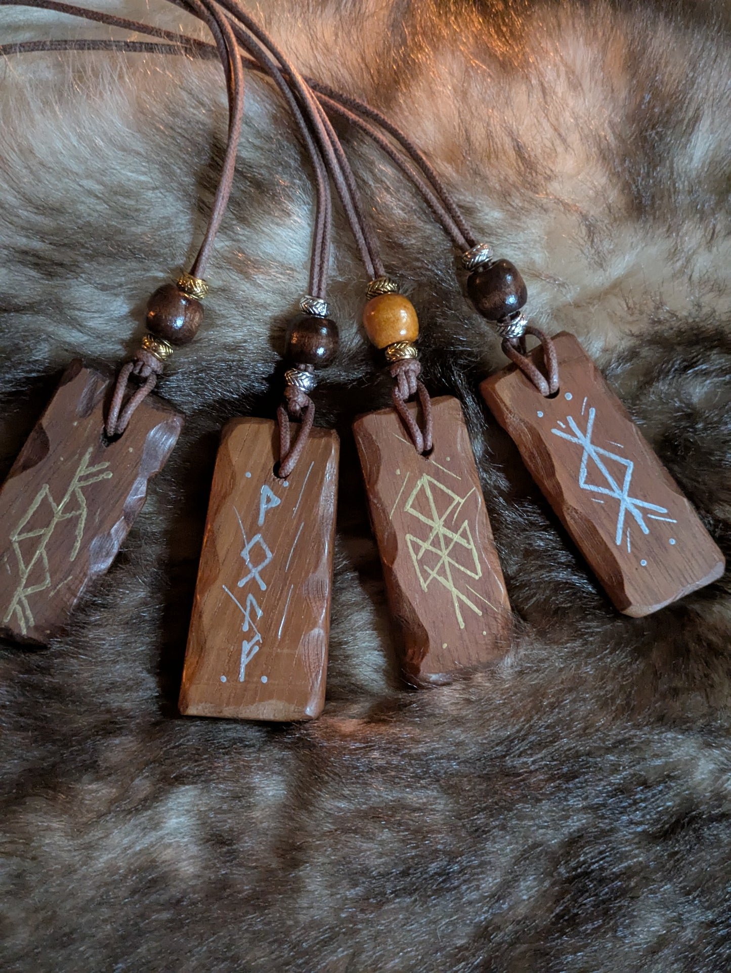 Amulette viking en bois exotique – Loki, Odin, Freyja – Cordon cuir
