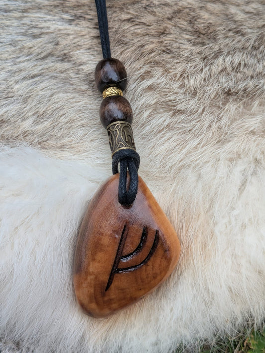 Collier runique Fehu en bouleau – Rune de prospérité et perles laiton