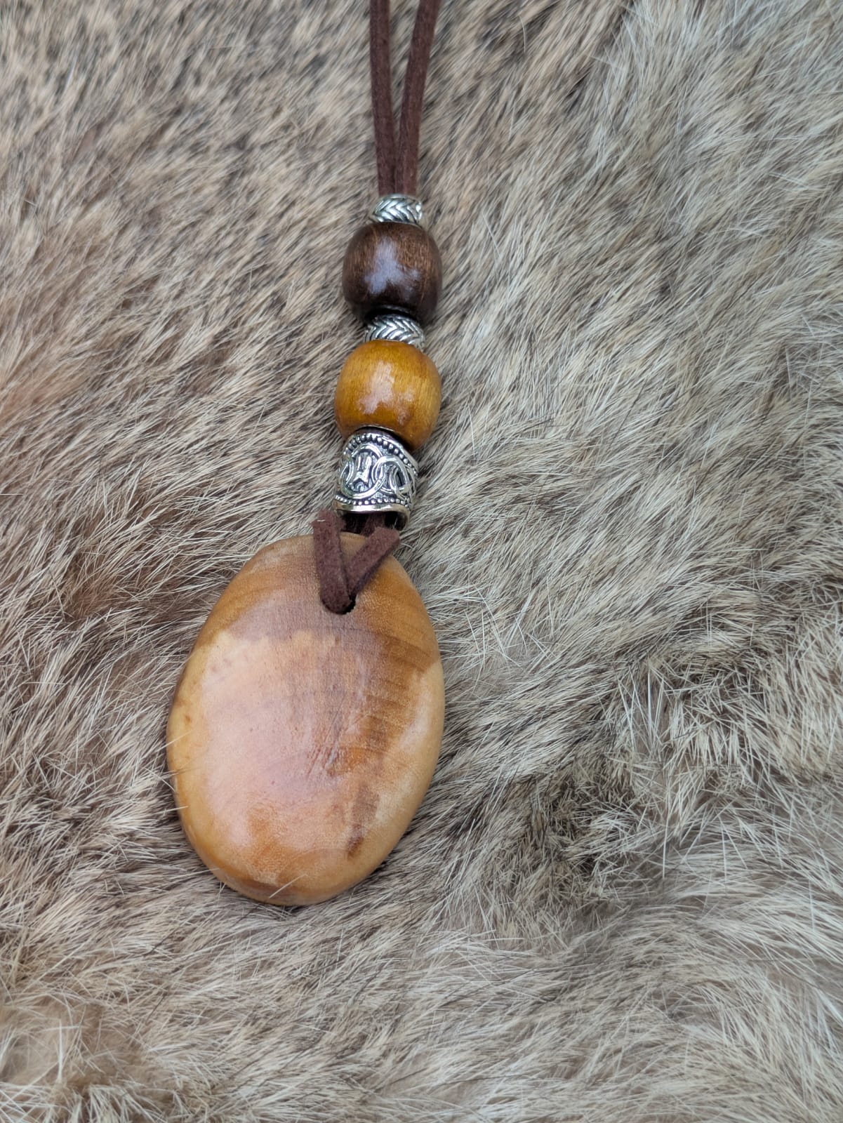 Collier runique Naudiz en bouleau – Rune du besoin, perles laiton