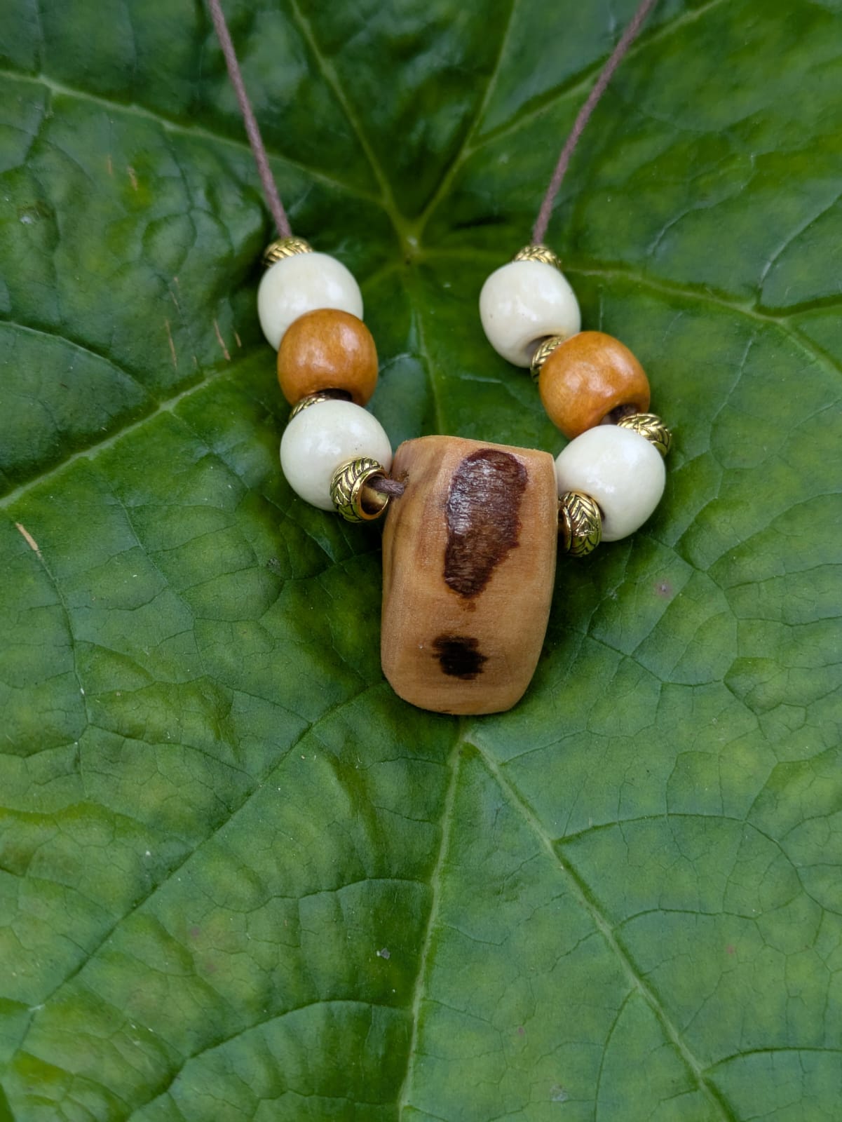 Collier viking en bouleau et perles bois blanc et caramel – Artisanal