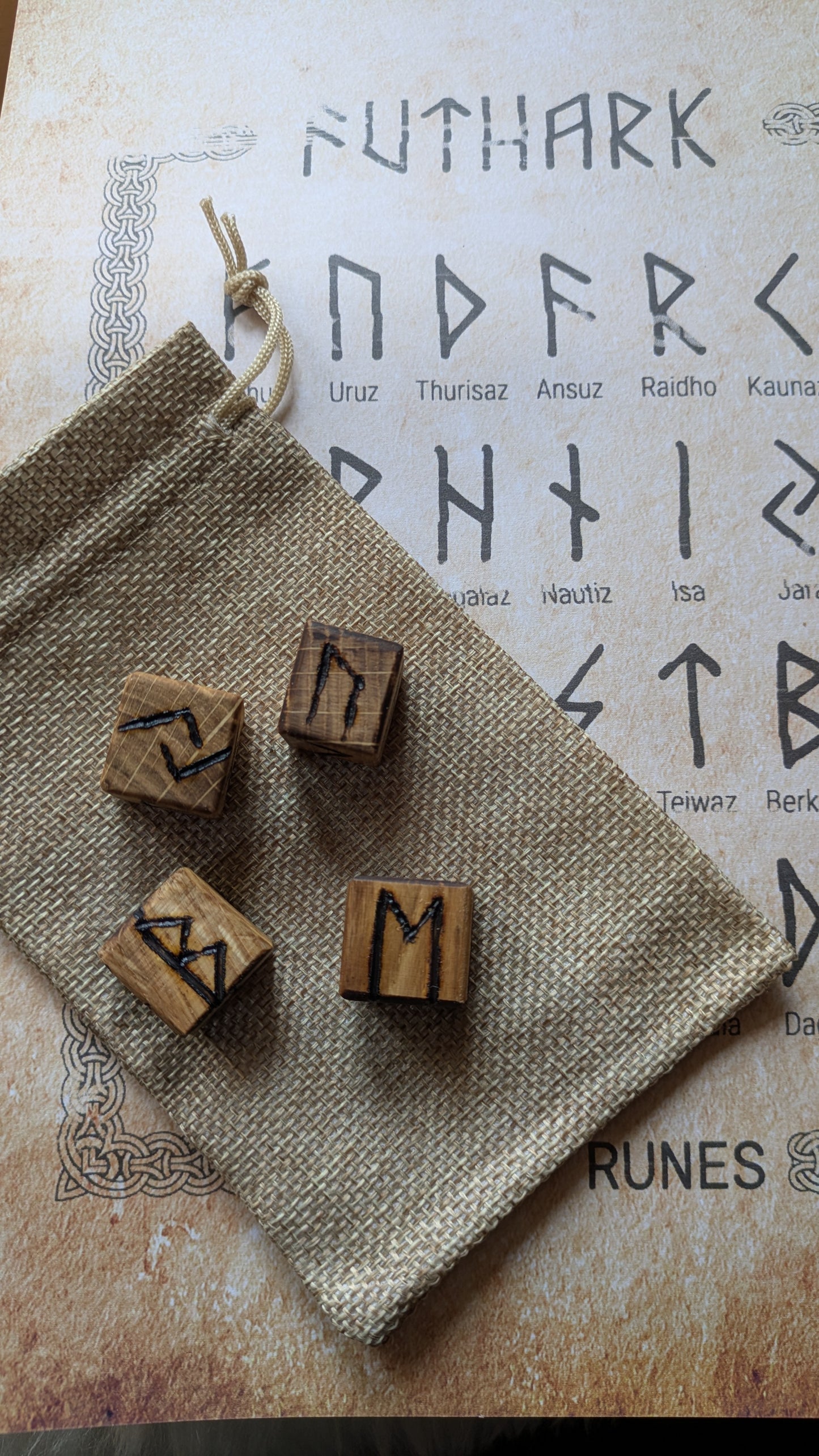 Jeu de dés runiques en chêne pyrogravé – Initiation aux runes