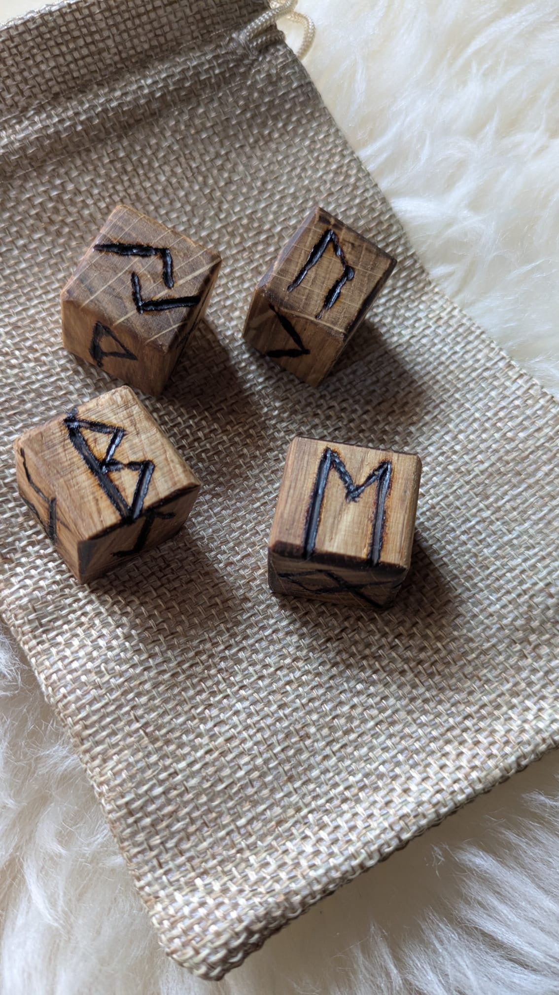 Jeu de dés runiques en chêne pyrogravé – Initiation aux runes