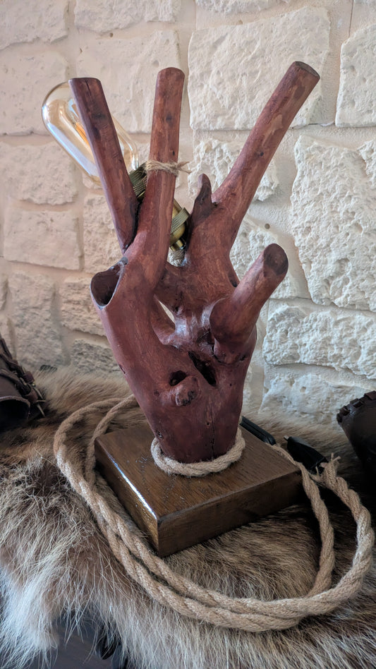 Lampe viking en noisetier sur socle chêne – Artisanat nordique