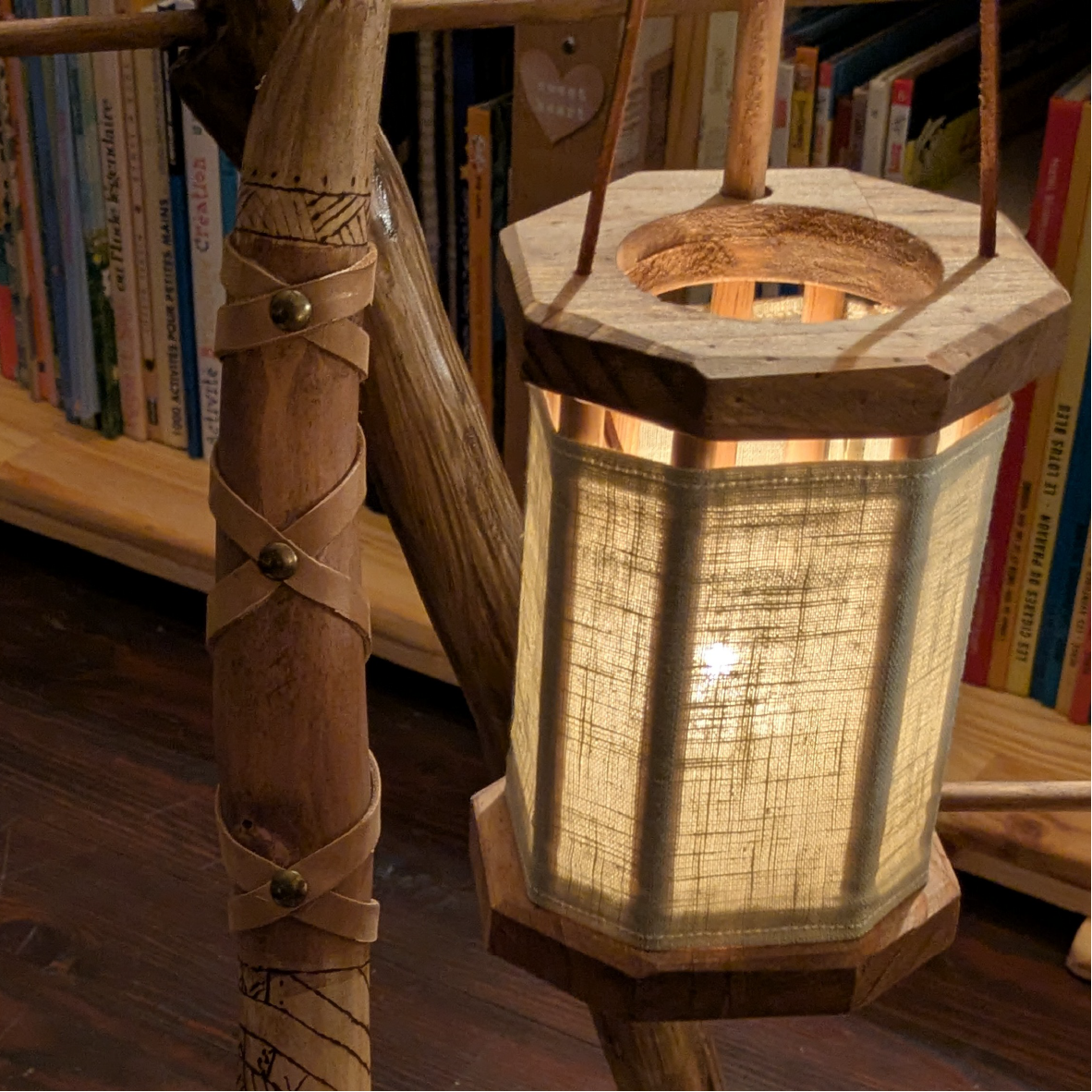 Lampion artisanal en pin et toile de lin – Bougie