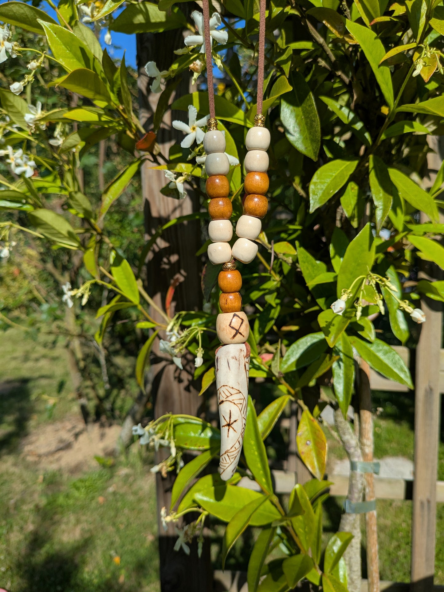 Collier andouillet de cerf runé – Perles crème et caramel, cordon cuir