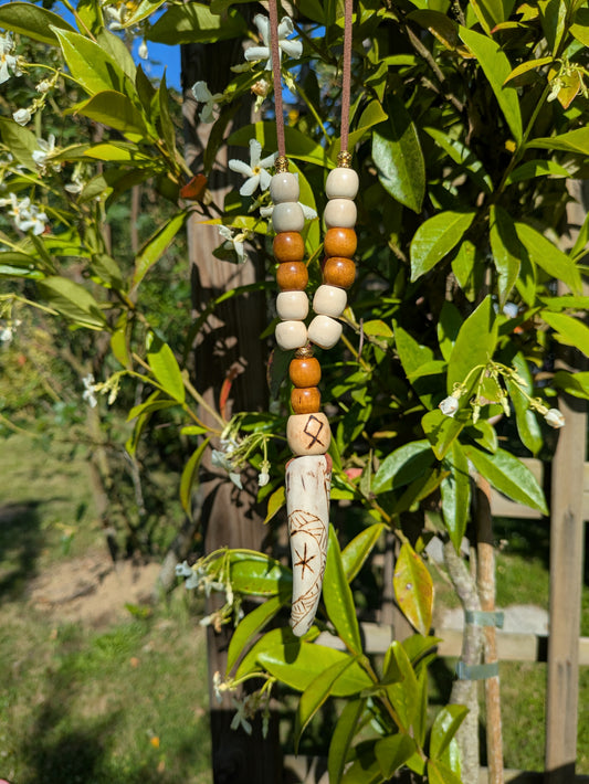 Collier andouillet de cerf runé – Perles crème et caramel, cordon cuir