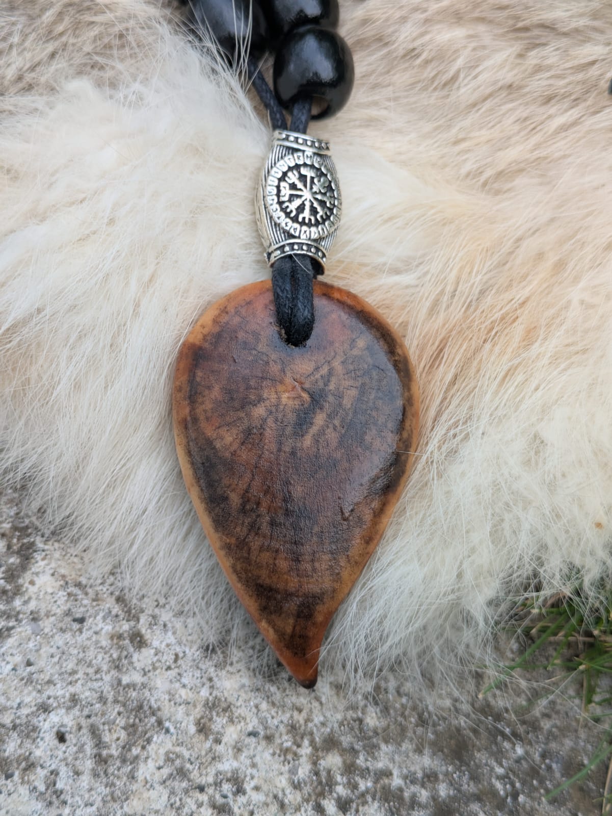 Collier runique Mannaz en bouleau brülé – Symbole viking artisanal