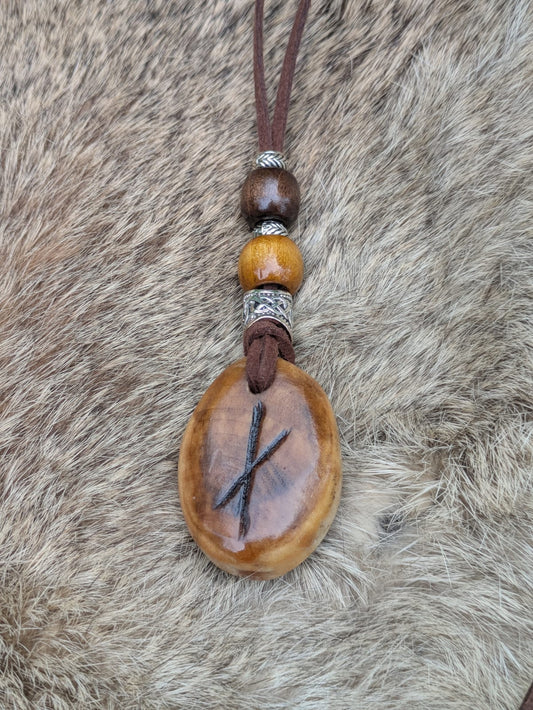 Collier runique Naudiz en bouleau – Rune du besoin, perles laiton