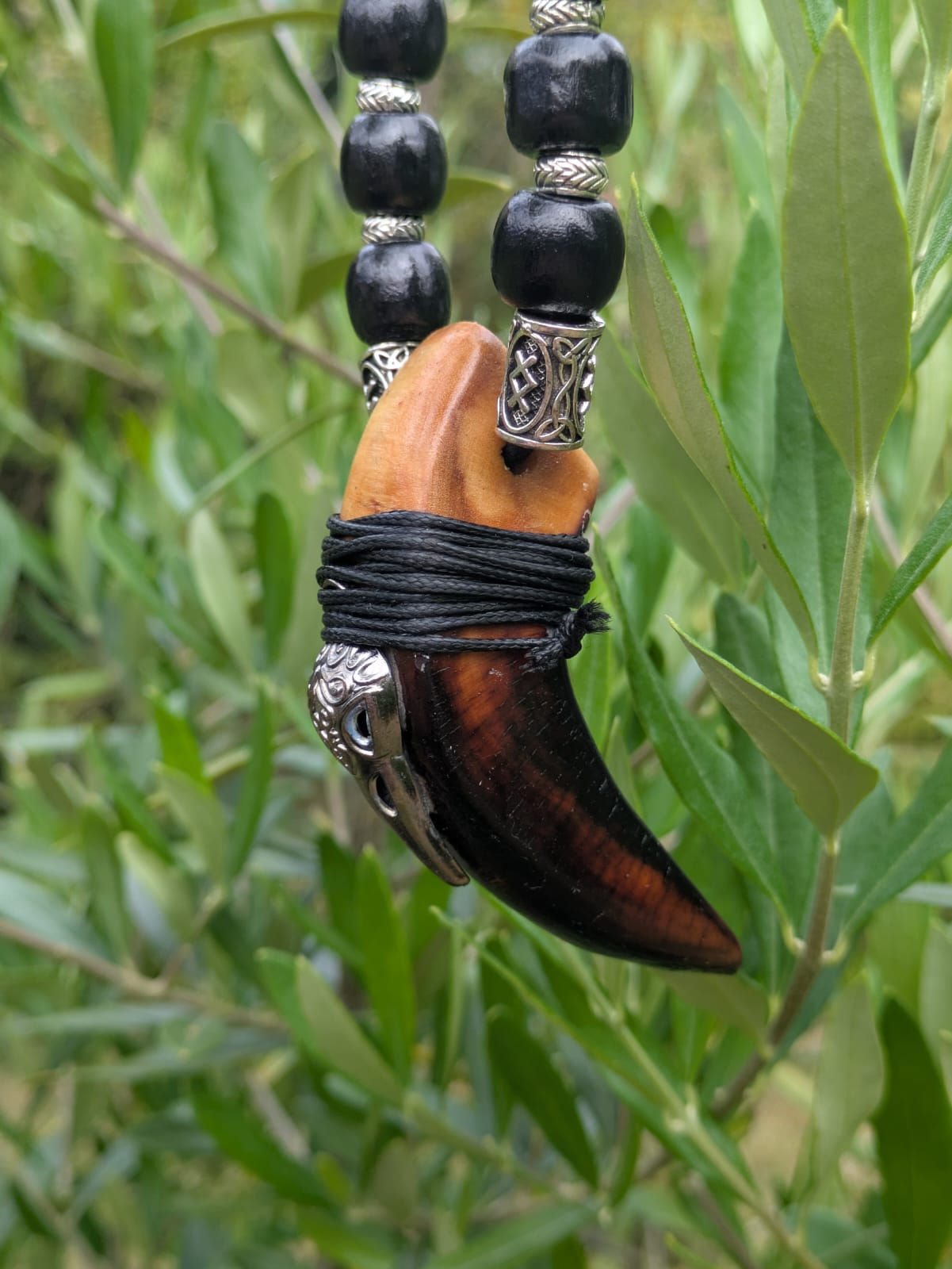 Collier griffe d'ours en bouleau runé – Crâne corbeau et perles noires