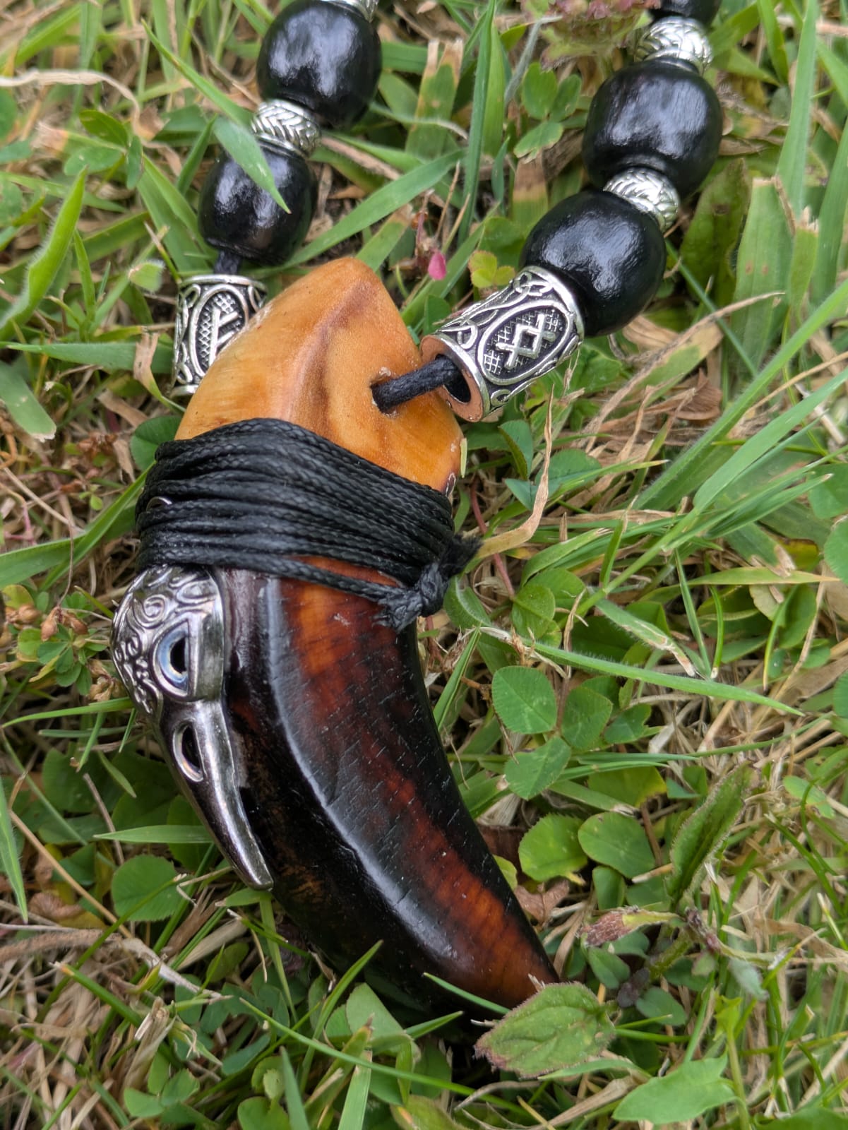 Collier griffe d'ours en bouleau runé – Crâne corbeau et perles noires