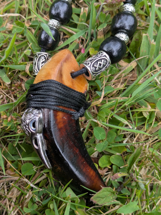 Collier griffe d'ours en bouleau runé – Crâne corbeau et perles noires