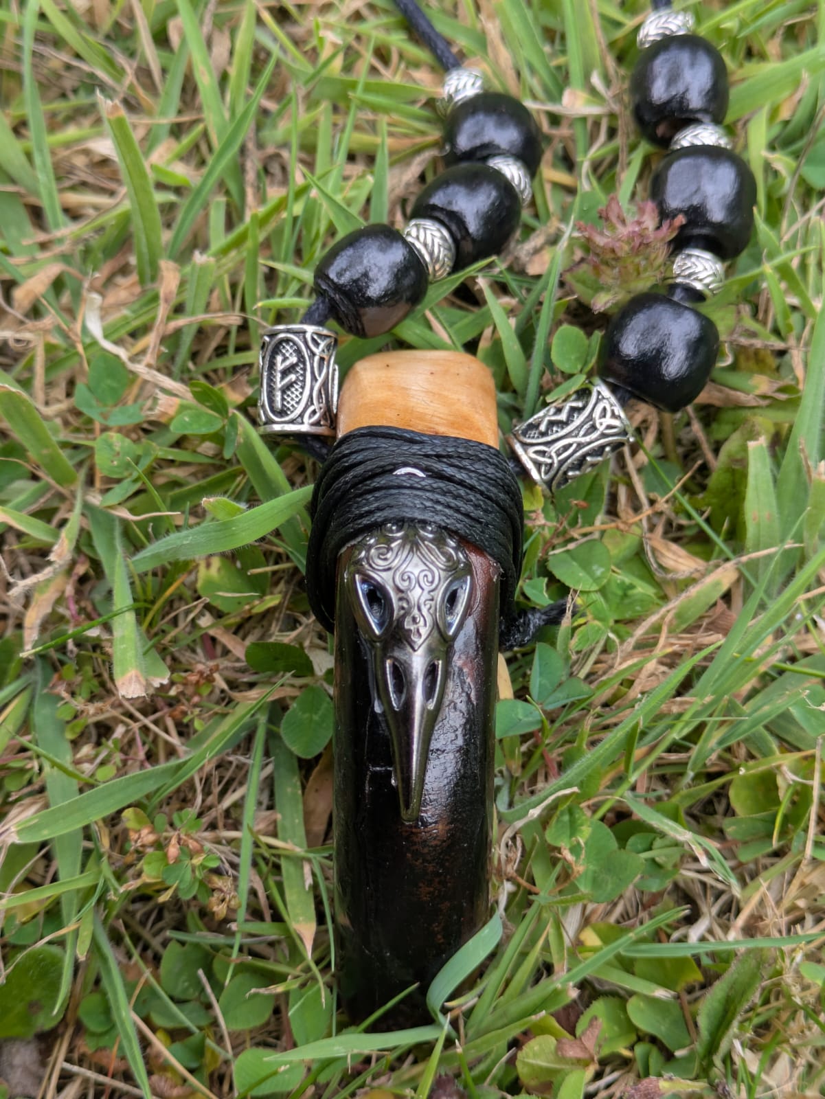 Collier griffe d'ours en bouleau runé – Crâne corbeau et perles noires