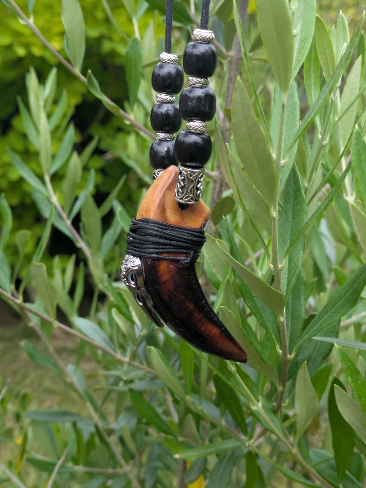 Collier griffe d'ours en bouleau runé – Crâne corbeau et perles noires