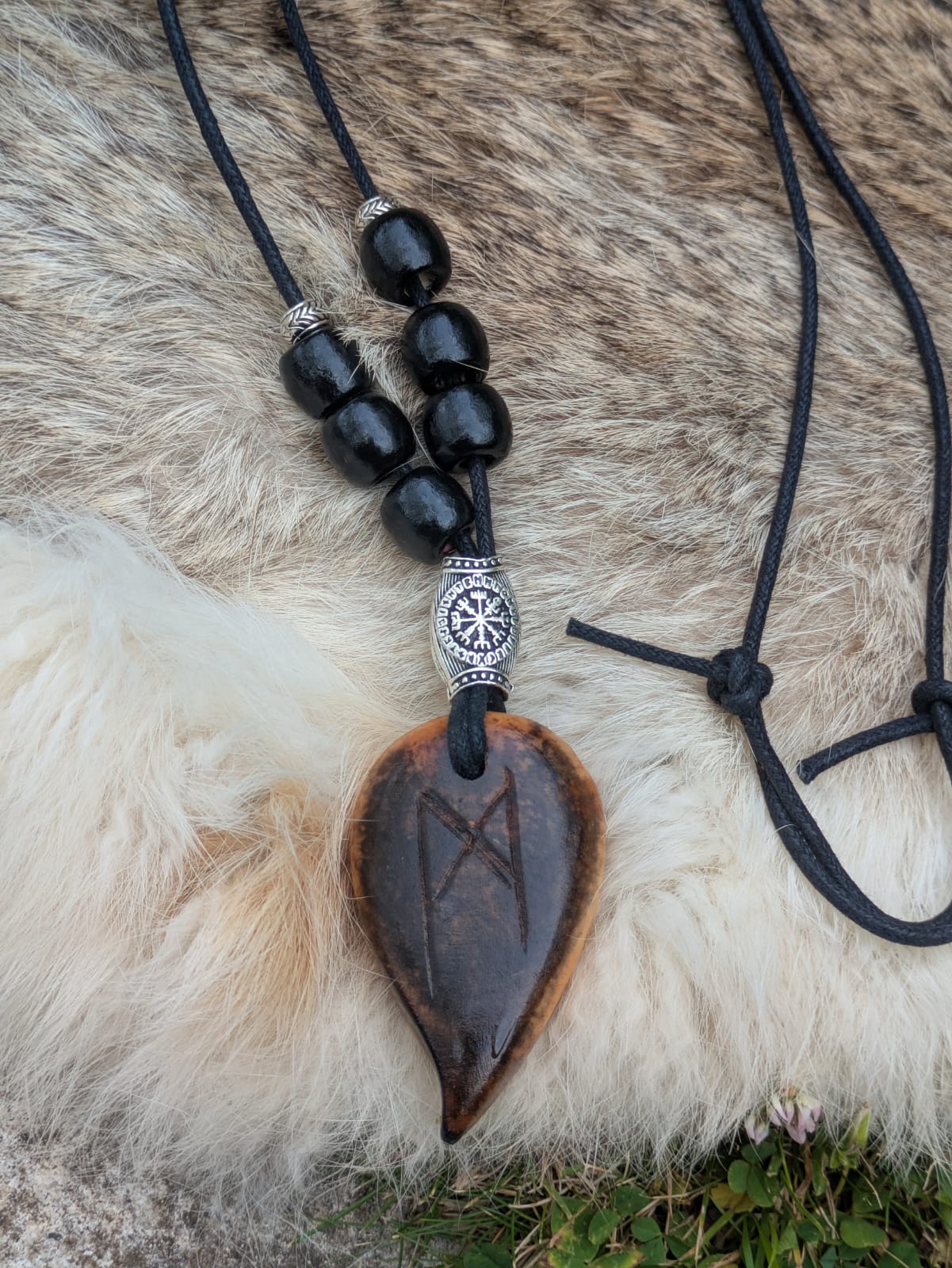 Collier runique Mannaz en bouleau brülé – Symbole viking artisanal